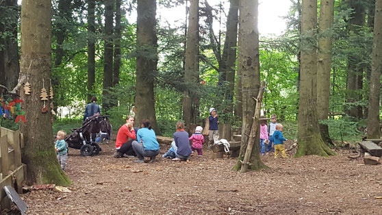 Eltern und Kinder beim Waldtreffen in Balingen