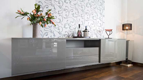 Das Sideboard mit Schiebetüren ist an der Wand aufgehängt, Düsseldorf