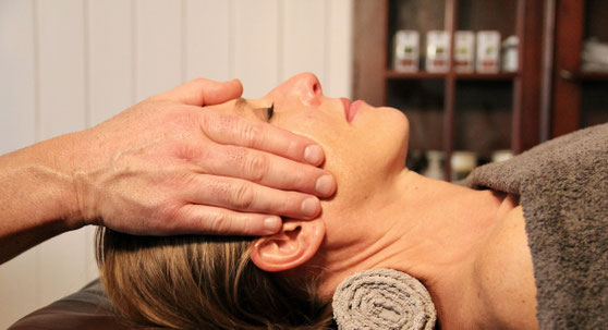 Entspannende Gesichtsmassage im Ayurveda für mehr Wohlbefinden und natürliche Hautpflege