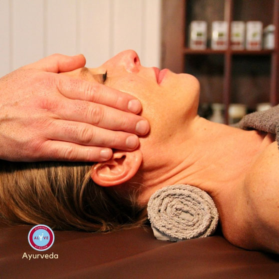 Gesichtsmassage mit ayurvedischen Ölen zur Förderung der Durchblutung und Hautpflege
