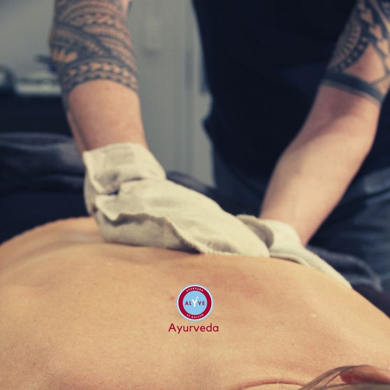 Ayurveda Behandlung mit Öl für Regeneration und gesunde Haut