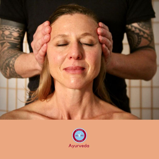 Wellness Gesichtsmassage mit ayurvedischen Techniken für Entspannung und Hautbalance