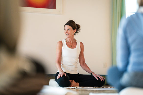 Geführte Yoga Session mit Anleitung zu Atemtechnik und Körperhaltung für mehr Balance und Stressabbau