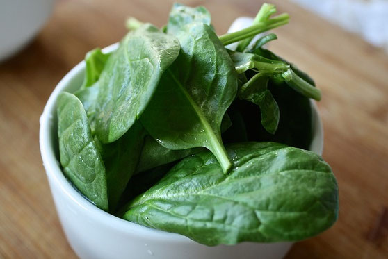 Ayurveda Lebensmittel aus frischem Gemüse wie Spinat für ganzheitliche Ernährung