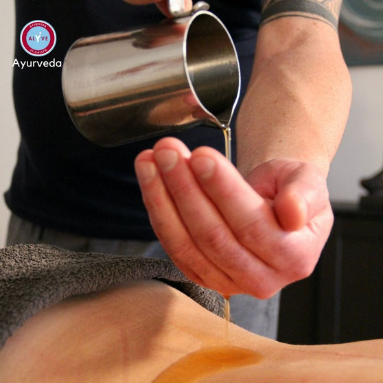 Entspannende Massage mit warmem Öl und ayurvedischen Techniken für mehr Balance