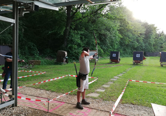 Esslinger Bogenschütze auf der Bogenwiese der Schützengesellschaft Esslingen
