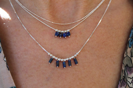 collier fins en lapis lazuli et argent, accumulation de colliers fins