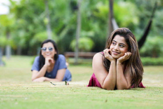 Zwei Frauen liegen im Gras und denken über die Hellsichtigkeit nach