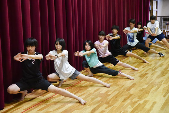 基礎練習のストレッチ。ゆっくりした動きですが、正しい姿勢をとるとかなりハード