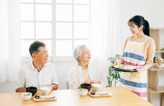 実家のお掃除の日の楽しみは、父と母と3人で囲むお昼ごはんです。（=イメージ）