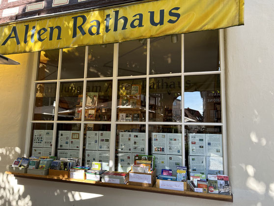 Über einen Zeitraum von sechs Wochen  wurde unsere Ausstellung in den Schaufensterscheiben der Buchhandlung am Alten Rathaus in der Hofheimer Fußgängerzone gezeigt. Eine tolle Aktion, um die Ausstellung einer breiten Öffentlichkeit zu zeigen. 
