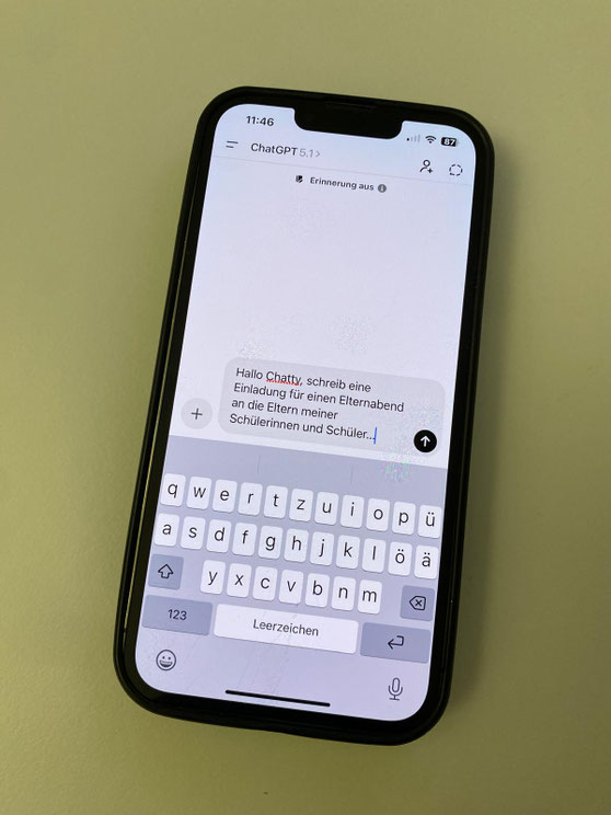 Iphone_mit_ChatGPT_App_Anfrage_Elternabendbrief