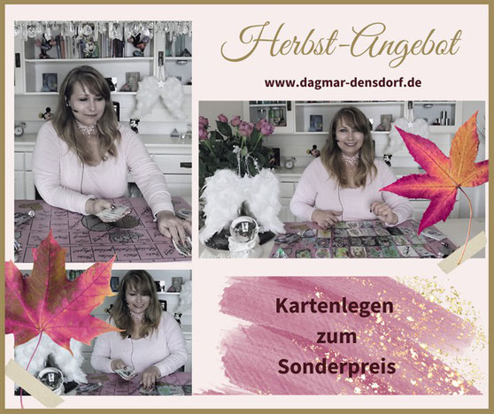 Kartenlegerin Dagmar Densdorf mit ihrem Herbstangebot Kartenlegen lassen an einem Tisch mit Lenormandkarten