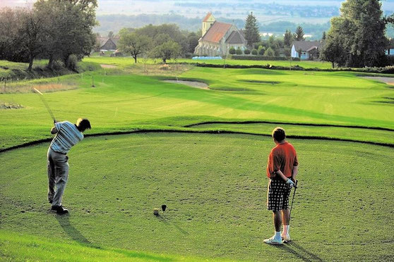 Golfplatz mit traumhafter Aussicht nach Frankreich