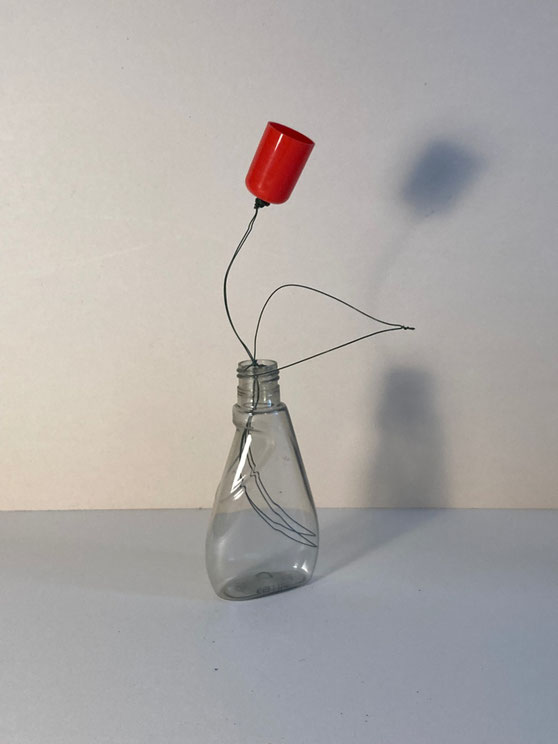 Blume 2024 : Plastikflasche, Verschluß, Blumendraht, Epoxidharz