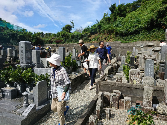 墓地の通路を歩く人たち