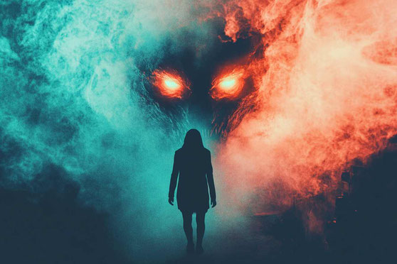 Eine Frau geht, umgeben von Rauch, auf die Kamera zu. Die leuchtenden Augen eines außerirdischen Monsters sind als Silhouette hinter ihr vor einem Hintergrund aus blaugrünen, blauen, orangefarbenen