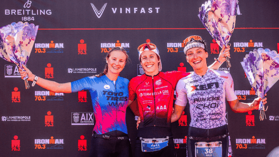 Le podium avec les trois premières femmes de l'IRONMAN 70.3 Aix en Provence, Julie IEMMOLO est 3e.