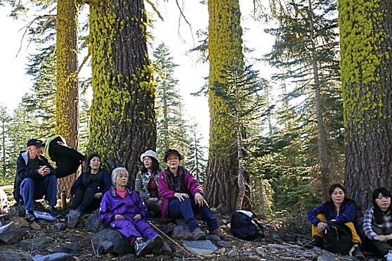 シャスタ山 のポータルにて、今回参加のみなさんと、ランディさん。