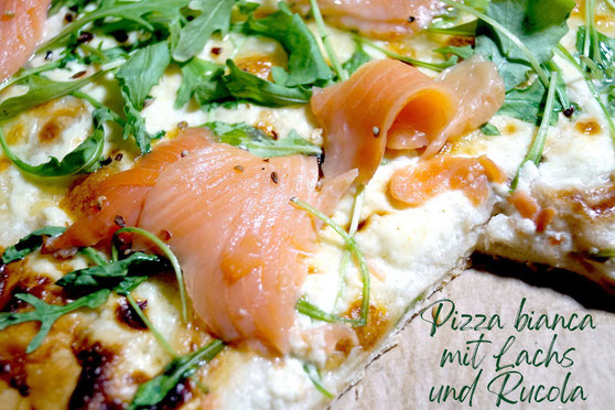 Pizza bianca mit Lachs und Rucola 