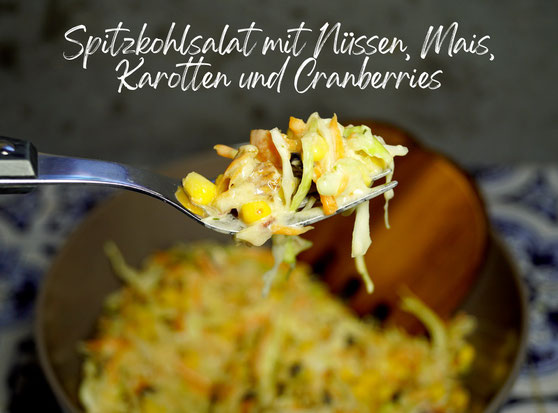 Krautsalat mit Spitzkohl, Karotten, Mais, Nüssen und Cranberries