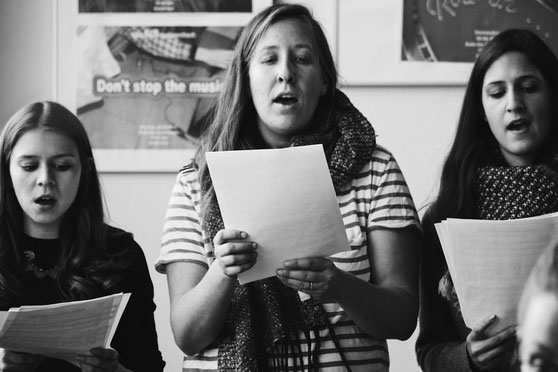 Die Sängerinnen des Modernen Blasorchesters Oppau (v.l.n.r. Selina Greiner, Lena Kern, Carmelina Petrungaro) bei der Probe mit dem Orchester für die Adventskonzerte (Bildrechte: Köstlmaier)