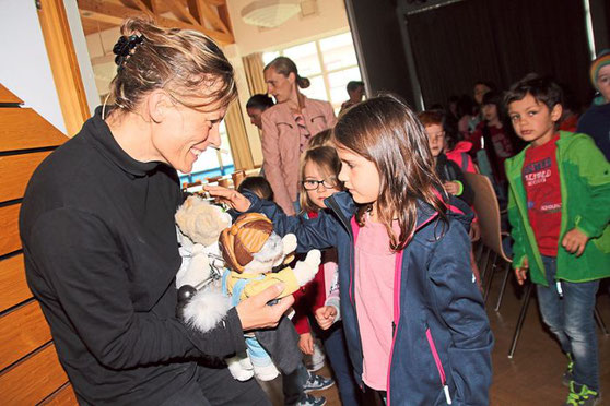 Nach der Vorstellung von "Pfoten weg!" kommen die Kinder den Puppen-Protagonisten von Irmi Wette ganz nahe. Foto: Heinig Foto: Schwarzwälder Bote