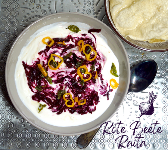 Raita, indischer Joghurtdip mit roter Beete und Würzöl mit Curry Leaves