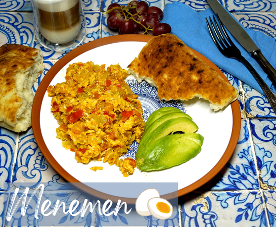 Rührei nach türkischem Rezept mit Zwiebeln, Tomaten und Paprika
