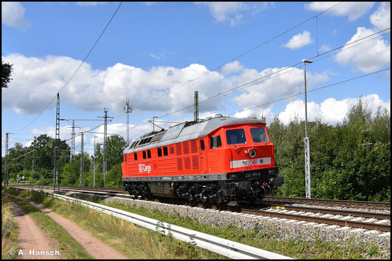 Mit frischen Fristen verlässt 232 571-0 am 06.08.2025 das Werk Cottbus. Dort erhielt sie auch einen Front-DB-Keks sowie eine DB Cargo Seitenanschrift. In Chemnitz-Furth dokumentierte ich die Lz
