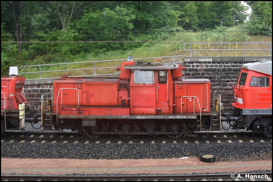 363 241-1 wird am 09. Juni 2022 in einem Lokzug von Zwickau nach Cottbus überführt und ist hier nahe des Hp Chemnitz-Süd zu sehen