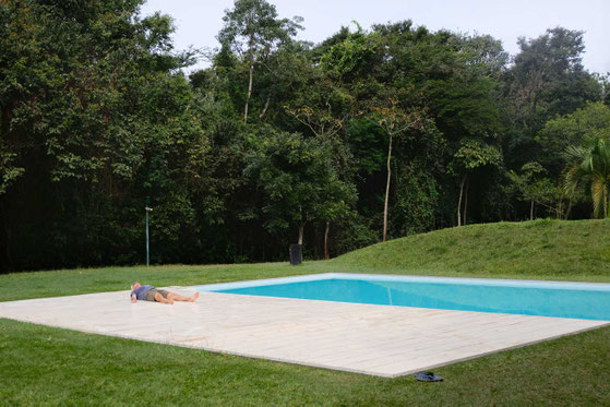 Begehbarer Pool von Jorge Macchi, Inhotim Kunstpark, Minas Gerais, Brasilien 