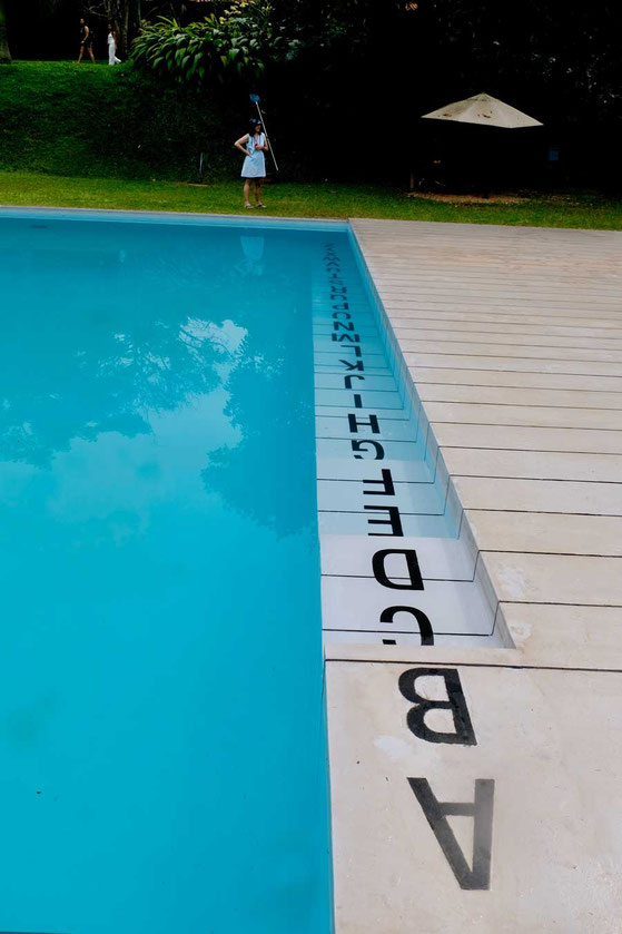 Begehbarer Pool in Form eines Adressbuchs von Jorge Macchi, Inhotim Kunstpark, Minas Gerais, Brasilien 