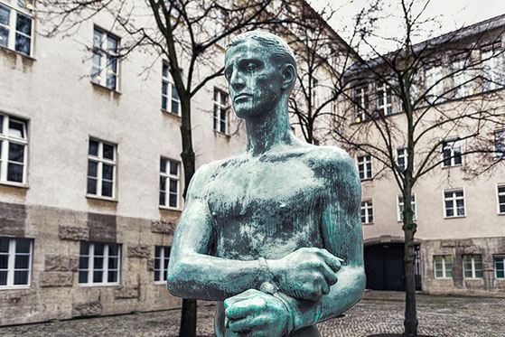 Bronze figure "Young man with bound hands" in the courtyard of the Bendlerblock  (c) www.strobgalerie.at