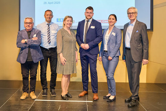 Vertreter und Vorstandsmitglieder des FAV OÖ gemeinsam auf der Bühne bei der Generalversammlung