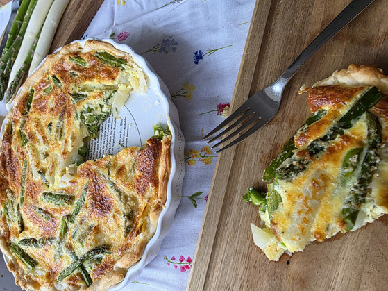 Angeschnittene Spargelquiche frisch in der Tarteform