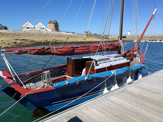 le grand bleu au ponton devant la tour Vauban vue arrière tribord