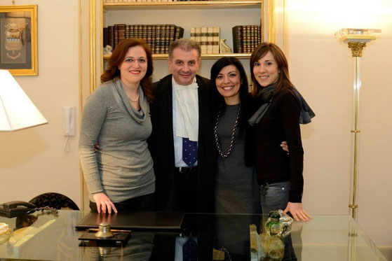 Le tre Partners dello studio.Ex  praticanti ed ora associate: l'Avv. Lucia Mirabella, la Senior Partner,in studio da 20 anni (alla sinistra del titolare);l' Avv. Daniela Zito,da 14 anni (alla destra); l'Avv. Arianna Pagliazzo, da 12 anni .