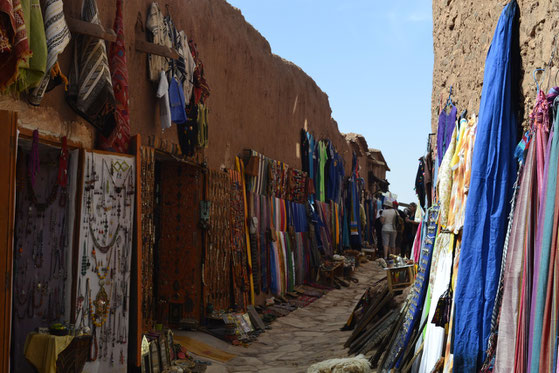 In den schattigen Straßen der Kasbah bauen Händler ihre Stände auf