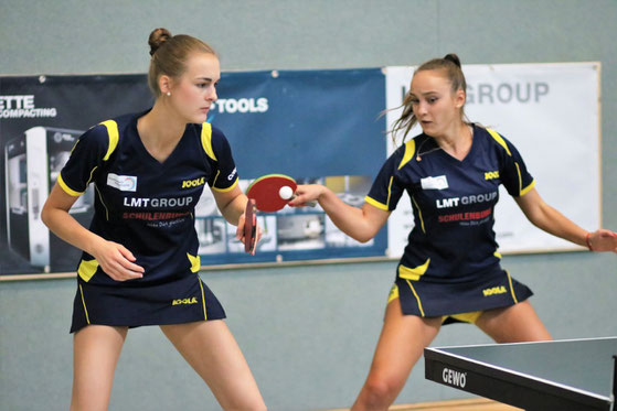 Das TSV-Top-Duo Lena Mollwitz (l.) und Kateryna Kiziuk holte beim 6:0-Kantersieg der Schwarzenbeker Drittliga-Ladys gegen Auedamm den ersten Zähler und verbesserte seine bemerkenswerte Hinrunden-Bilanz auf 6:1-Matches.