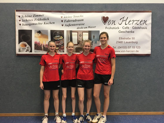 Die Schwarzenbeker Verbandsoberliga-Damen Michelle Weber (v. l.), Chiara Steenbuck, Julia Smolengo und Luisa Peters erarbeiteten sich gegen das Cottbuser TT-Team eine 7:7-Punkteteilung.