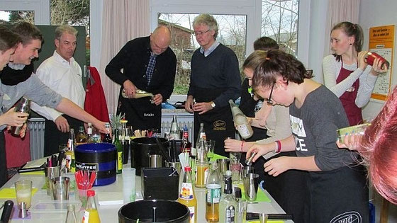 Barkeeper Christian Brannath (3.v.li.) zeigt Dr Harry Stossun (4.v.li.) und Henning Nitz (5.v.li.), wie sie genau wie die Jugendlichen einen Blue Motion mixen können. Fotos: hfr