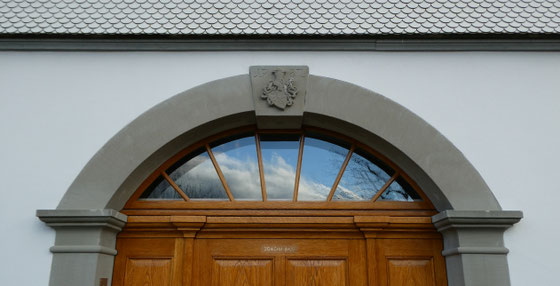 das Baujahr 1782 findet sich noch über dem Torbogen