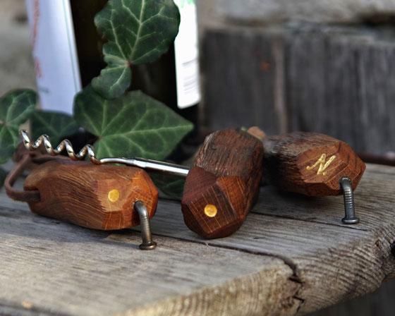 Flaschenöffner aus Holz aus alter Eiche mit Metallakzent im Online-Shop