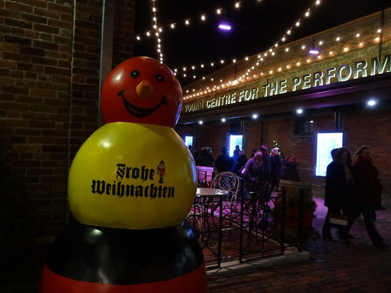 Frohe Weihnachten wünscht dieser Schneemann in deutschen Farben auf dem Christmas Market im Distillery District.