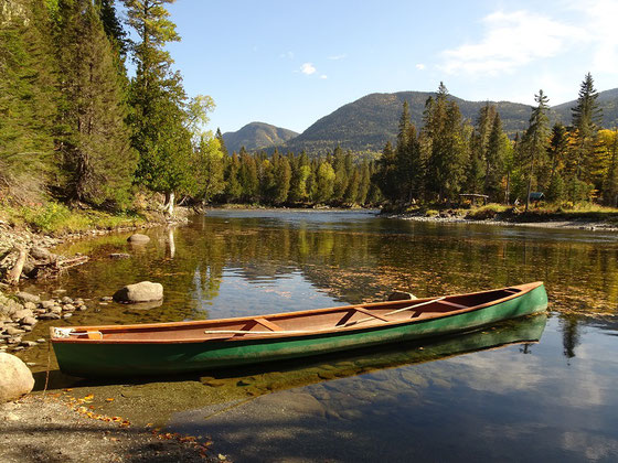 Viel kanadischer geht es kaum: Kanu am Riviére Sainte-Anne im herbstlichen Parc national de la Gaspésie.  