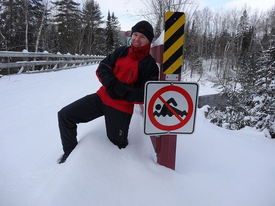 Winter in Quebec: Warnschild in Mont Tremblant.