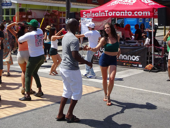 Beim Salsa-Fest in Toronto tanzen Profis und Laien buchstäblich auf der Strasse.