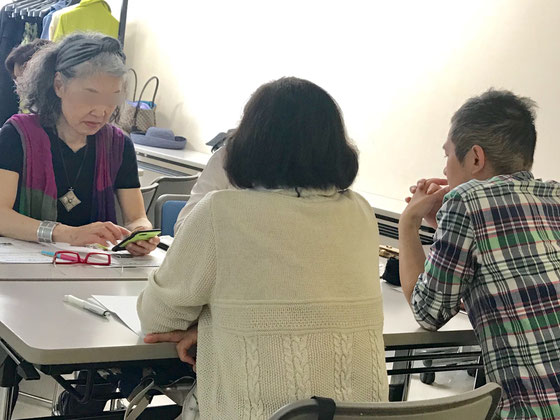 ☆入り口手前の「島」。唯一お若い男性アンドロイドスマホご持参。
