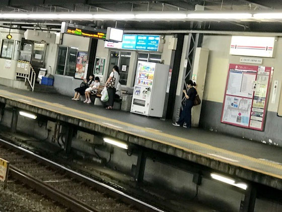 ☆京王線明大前下りホーム。ただいま20：34。まだまだ蒸し暑い。